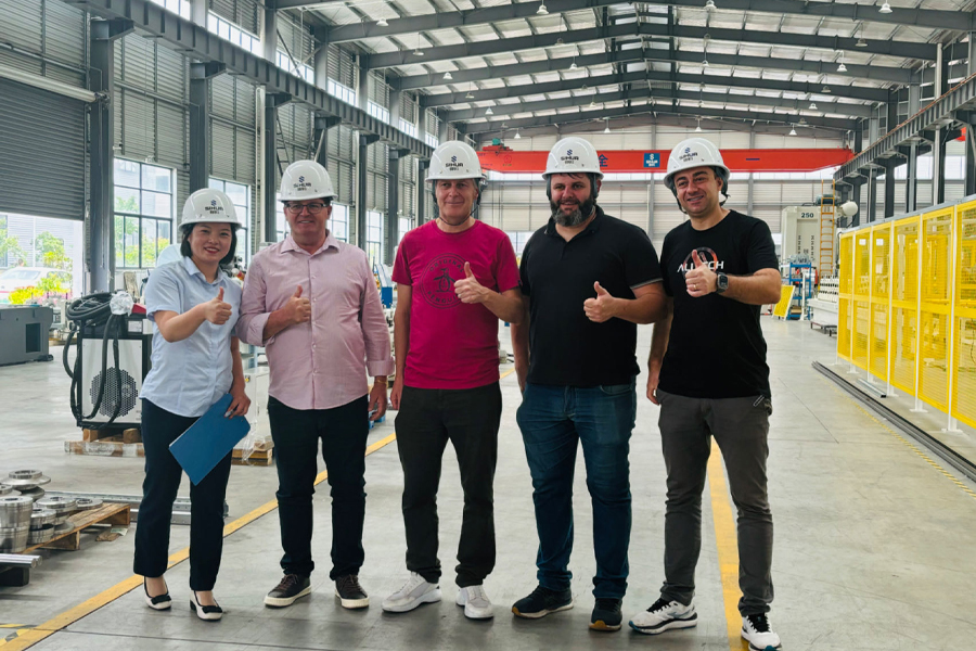 Em 31 de maio de 2024, um cliente brasileiro visitou