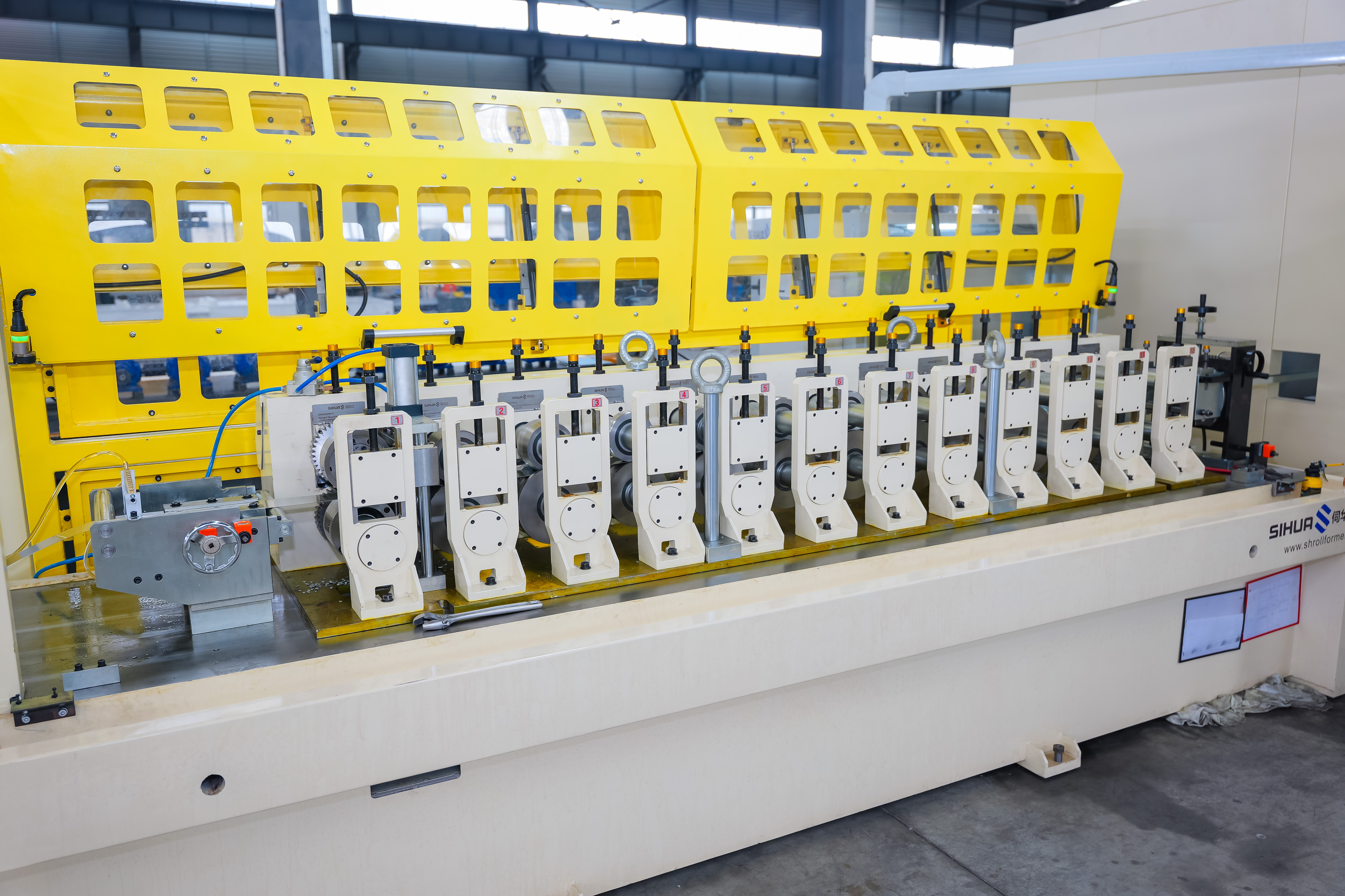 "Revolucione o artesanato tradicional!" Foi lançada a primeira máquina doméstica integrada de pintura para cozimento de estrutura principal e auxiliar, inaugurando uma nova era de fabricação inteligente de portas, janelas e paredes cortina.