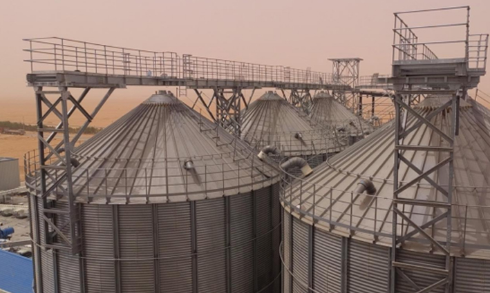 Atualizações inteligentes superam gargalos de capacidade de produção; A máquina formadora de rolos de painéis de telhado de topo da Shanghai Sihua Warehousing ganha o reconhecimento do cliente.